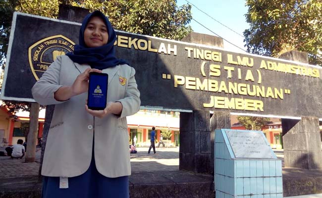 PRESTASI : Elvina saat menunjukkan Aplikasi Tubang Belek di Kampus STIA Pembangunan Jember. (gik)