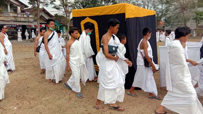 LATIHAN : Peserta latihan manasik Haji di alun alun Kencong. (rir)