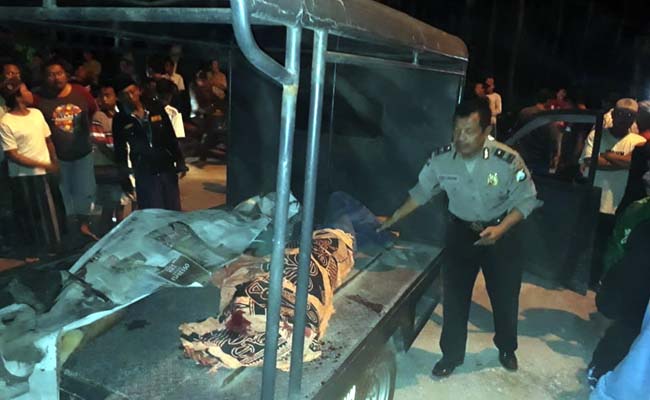 EVAKUASI : Kedua korban saat di atas mobil polisi hendak dibawa ke RSU Balung. (ist)