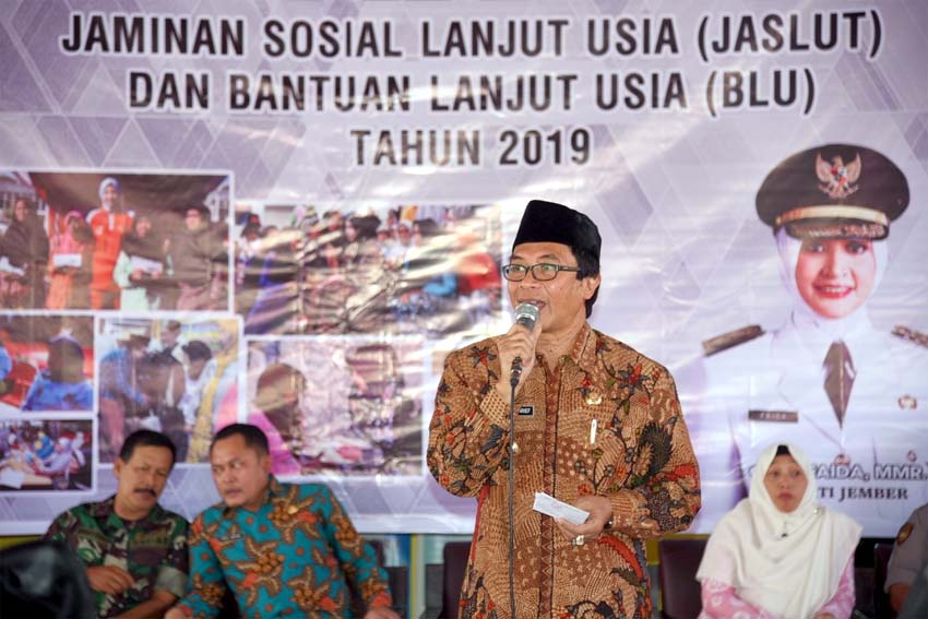 Wabup Muqit Arief salurkan bantuan kepada sejumlah lansia. (gik)