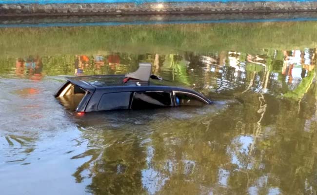 KARAM : Kondisi mobil Avanza yang ditumpangi enam penumpang berenang ke sungai Bondoyudo