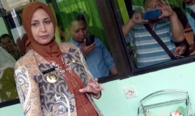 Bupati Faida Tengok Bayi yang Dibuang Orangtuanya