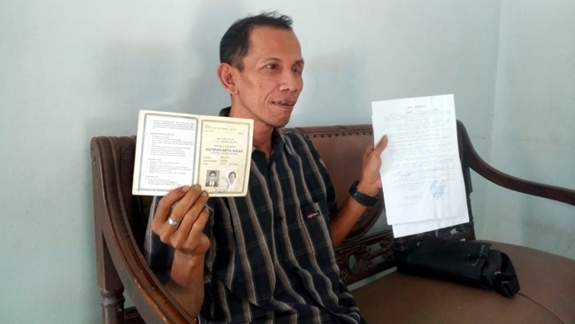 BUKTI : Jatmiko saat menunjukkan surat putusan Cerai