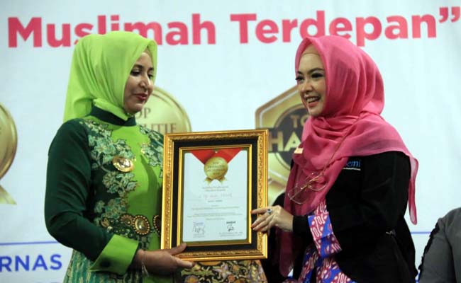 AWARD : Bupati Jember dr Hj Faida MmR terima penghargaan dari IPEMI. (ist)