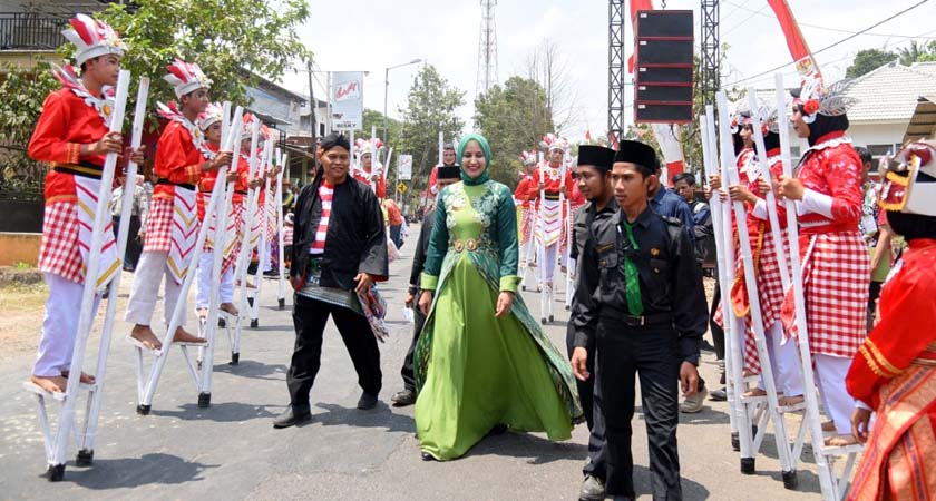 Festival Egrang Jember Sarana Perdamaian