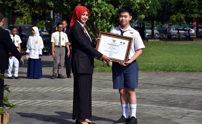 Hardiknas Bupati Jember Beri Penghargaan Siswa Berprestasi