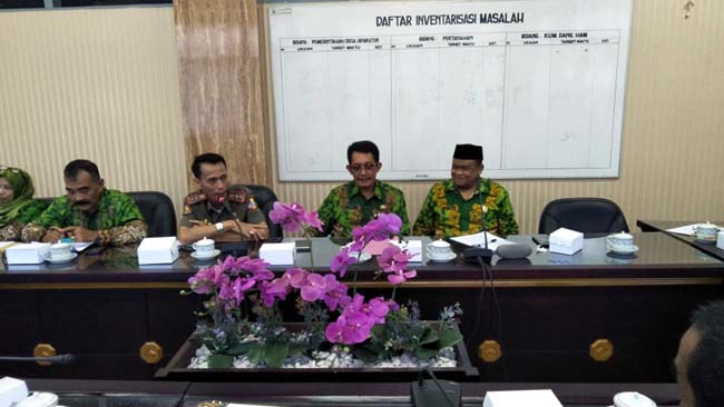 HEARING : Ir. Eko Heru Sunarso, MM Kadispemasdes Hearing bersama DPRD Jember. (IST)