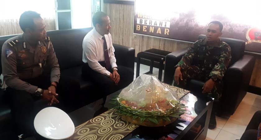 Kasat Intelkam dan Kapolsek Kaliwates Berikan Tumpeng HUT TNI ke -74