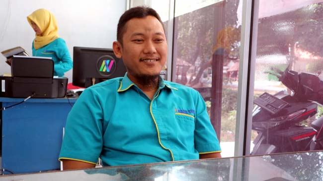 WAWANCARA : Robi Kepala Kantor Cabang Bank SWA Gumukmas saat dikonfirmasi Memontum.com di kantornya. (gik)