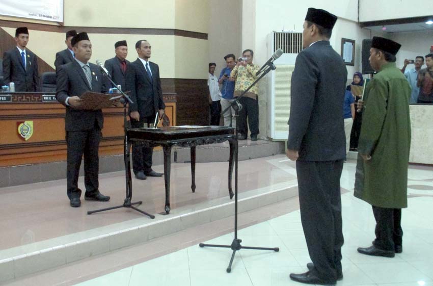 Suasana pelantikan Mashuri sebagai anggota DPRD Jember yang ditunda karena menunaikan ibadah haji. (Kj1)