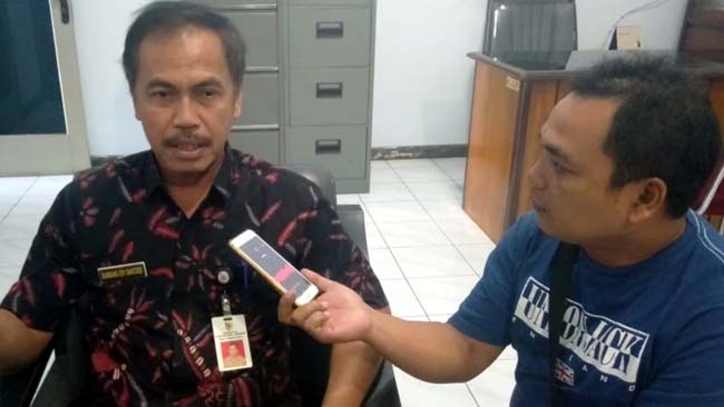 WAWANCARA : kepala Disnakertrans Bambang edi Santoso saat diwawancarai Memontum.com seusai mediasi. (gik)