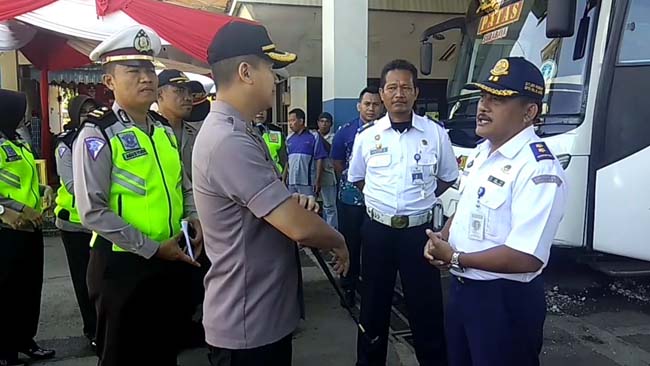 Polres Jember dan Tim Gabungan Lakukan Tes Urin Kru Bus