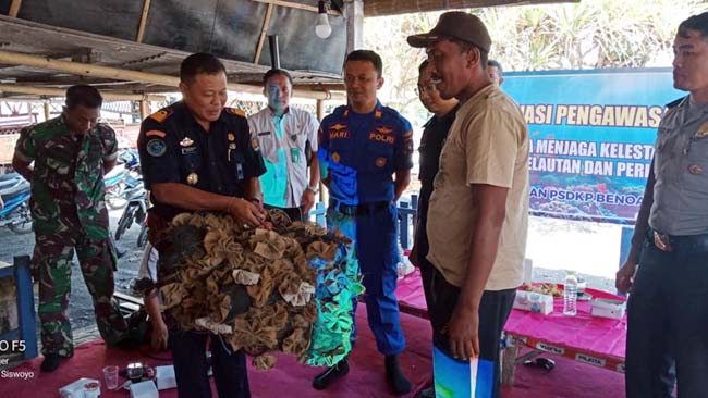 SERAH : Penyerahan alat tangkap benih lobster oleh Nelayan. (rir)