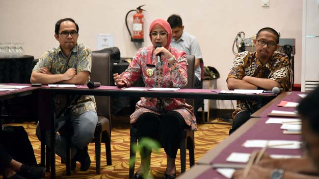 URAI : Bupati Jember dr Hj Faida MMr dalam acara FGD bersama Pukat dari fakultas Hukum UGM Yogyakarta. (yud)