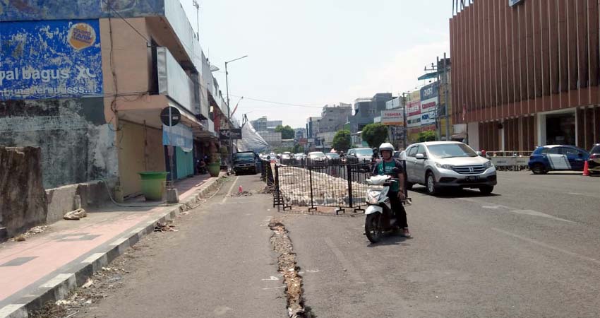 Kondisi pertokoan di atas sungai Jompo dan Jalan raya yang retak. (yud)