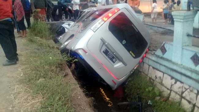 OLENG : Mobil Minibus yang banting setir ke selokan akibat sopir mengantuk