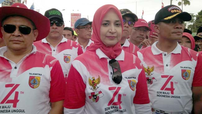 Bupati Jember dr Hj Faida MMr didampingi suami (memakai topi merah) dan Dandim 0824 Jember Letkol Inf Laode M Nurdin ( sebelah Kiri Bupati bertopi hitam). (yud)