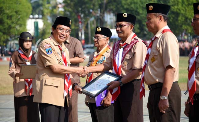 GERAKAN : Wakil Bupati Jember Drs.Abdul Muqit Arief upacara HUT Pramuka ke-58. (yud)