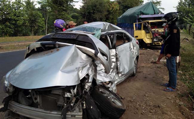 RINGSEK : Mobil Toyota Vios di TKP. (yud)