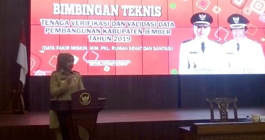 Bupati Jember dr Hj Faida MMr beri sambutan. (rir)