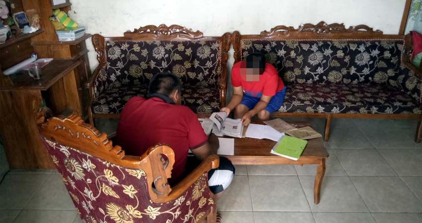 Korban (DZ) belajar di rumah didampingi ibunya (gik)