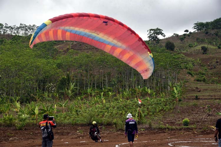 Bupati Jember Faida Buka Wisata Paralayang Mumbulsari