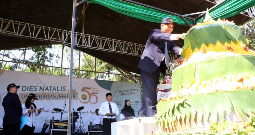 Rektor Unej Moh Hasan saat memotong tumpeng Singsaras di acara Dies natalis Unej ke 55. (ist)