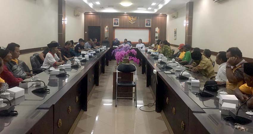 Pengurus dan perwakilan anggota Koperasi Ketajek saat hearing di gedung DPRD Jember (Kj1)