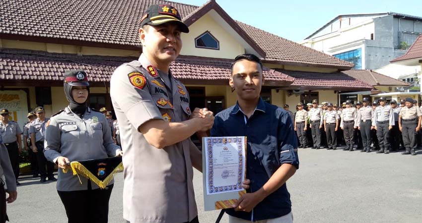 Salah satu putra dari Almarhum Iptu Ainur Rofiq mendapat penghargaan dari Kapolres Jember AKBP Alfian Nurrizal. (gik)