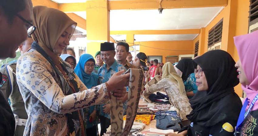 Bupati Jember dr Hj Faida Mmr melihat hasil karya buruh migran di Desa Dukuh Dempok. (ist)