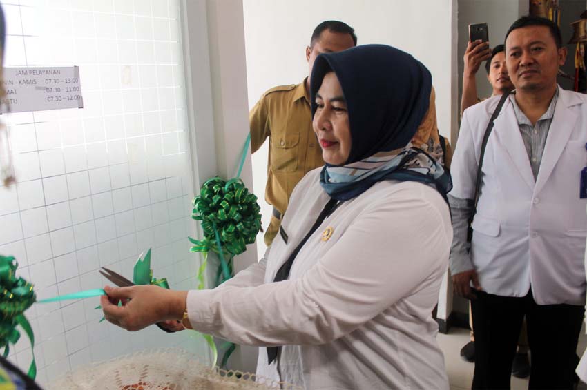 Plt Direktur RSD drg Nafisah MMRS saat pemotongan Pita dalam acara Peresmian Redesigh. (tog)