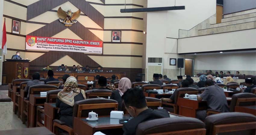 Rapat paripurna pembahasan 5 Raperda di gedung DPRD Jember. (Kj1)