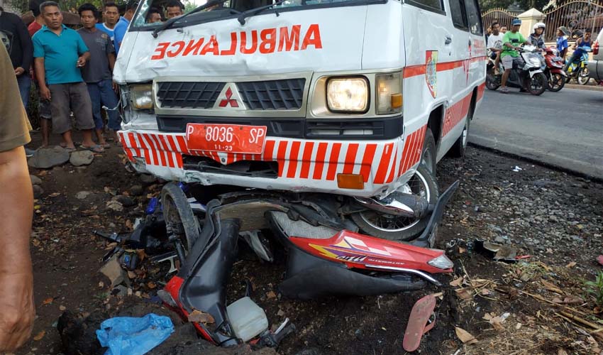 Mobil Ambulan Puskesmas tanggul dan sepeda motor di lokasi kejadian. (tog)