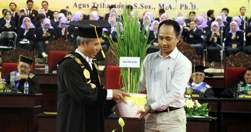 Rektor Unej, Moh Hasan saat meluncurkan Golden Rice dan Padi Punel. (ist)