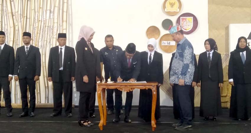 Perwakilan 161 kepala desa menandatangani fakta integritas ramah HAM. (ist)