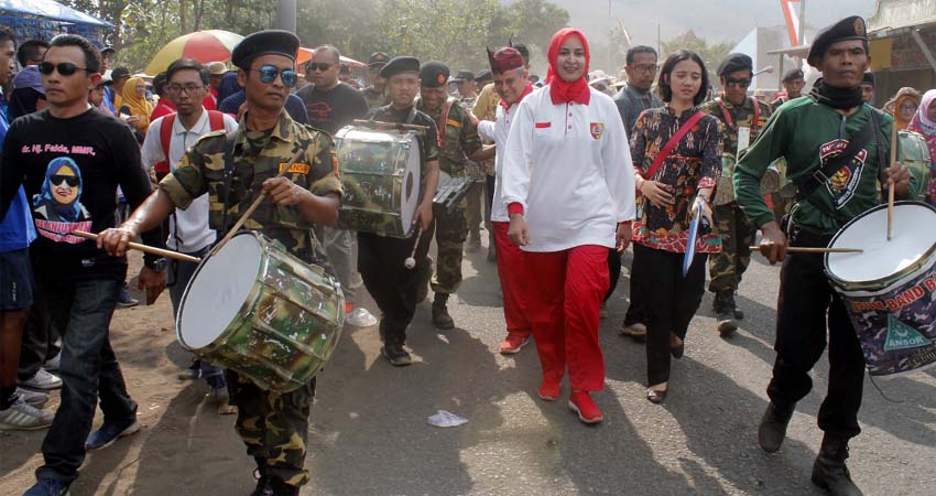 Bupati Faida Buka Gerak Jalan Watam Kreasi 2019