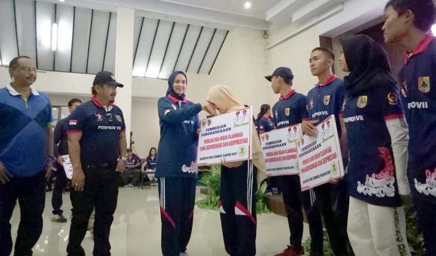 Didampingi Pengurus KONI Jatim dan Jember, Bupati Jember memberikan award kepada atlit berprestasi. (ist)