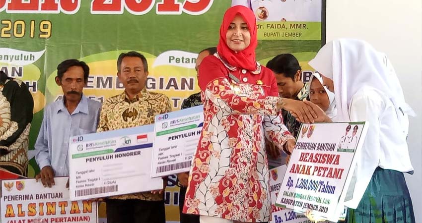 Bupati Jember Salurkan 44 Ribu Kartu Tani Secara Gratis atau Tanpa Pungli