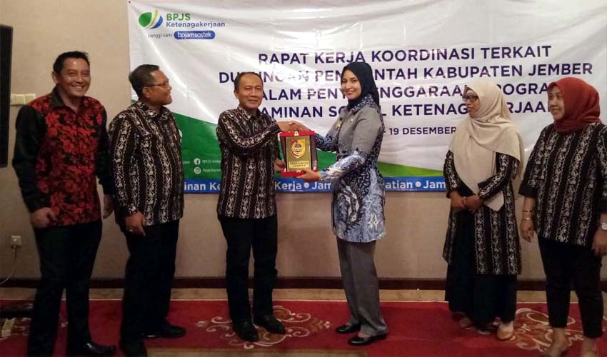 Bupati Lombok Barat dan Bupati Jember saling memberikan cenderamata