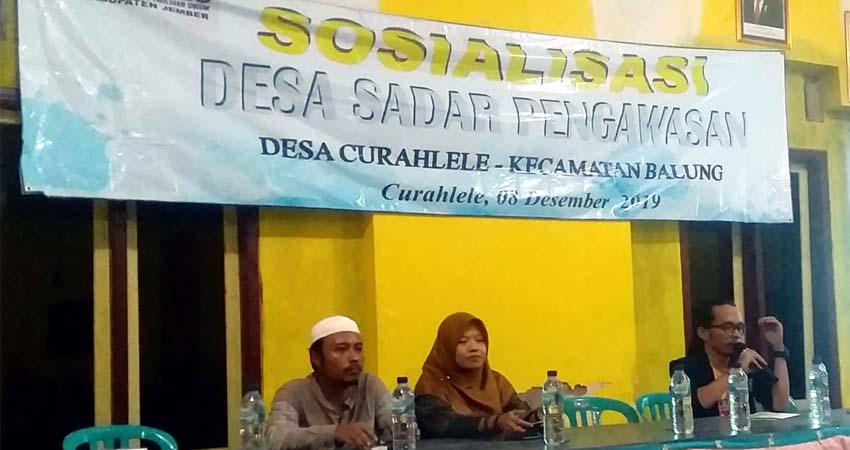 Kepala Desa Curahlele (berkopiah putih) Abdul Hamid dan di sampingnya Komisioner Bawaslu Jember, Dwi Endah Setyowati. (kj1)