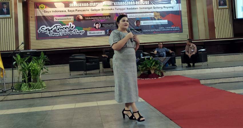 Hari Puji Lestari anggota DPRD Jawa timur dari Fraksi PDI Perjuangan saat menjadi Narasumber di acara Sarasehan. (yud)