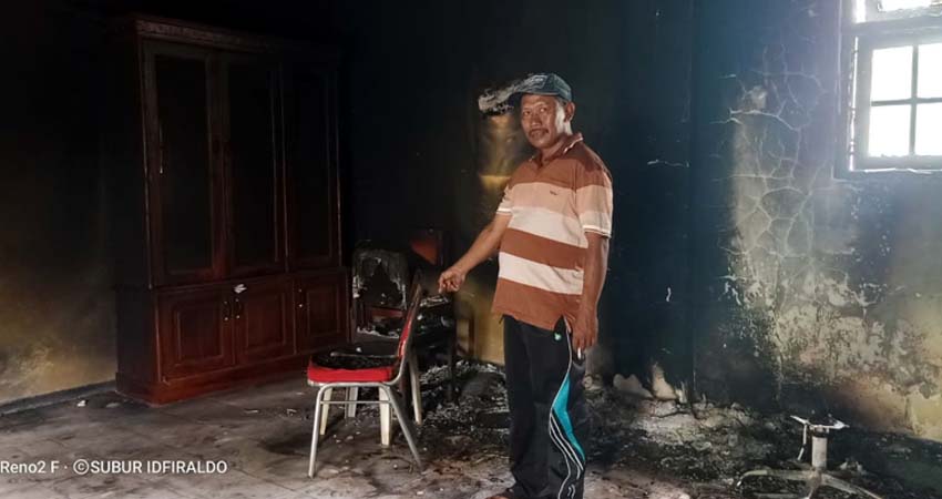 Kepala Desa Purwoasri Saiful Bahri menunjukkan lokasi ruangan kantor sekretariat yang terbakar. (rir)