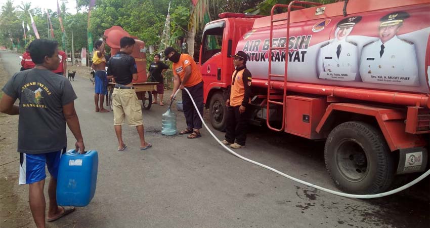 Warga antrean air bersih dari BPBD Kabupaten Jember. (Tog)