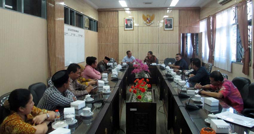 DPRD Jember saat menggelar pertemuan dalam rangka kunjungan kerja DPRD Kabupaten Banyuwangi di ruang rapat komisi A. (ist)