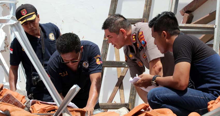 Kapolres Jember AKBP Alfian Nurrizal di lokasi ambruknya atap bangunan. (ist)