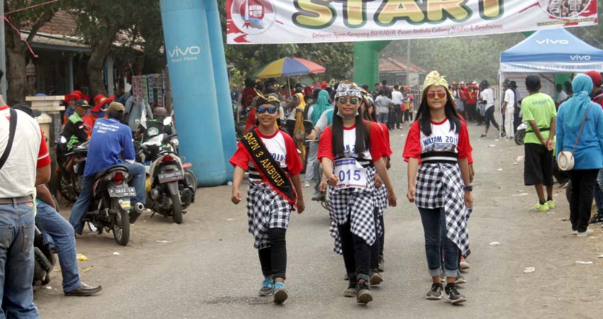 Beregu putri Siswi SMP Negeri 3 Ambulu di gerak jalan Watam Kreasi 2019. (tog)