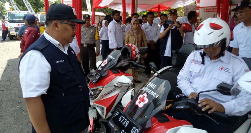 Ketua PMI Cabang Jember mengecek kondisi kendaraan persiapan jelang natal dan tahun baru. (gik)