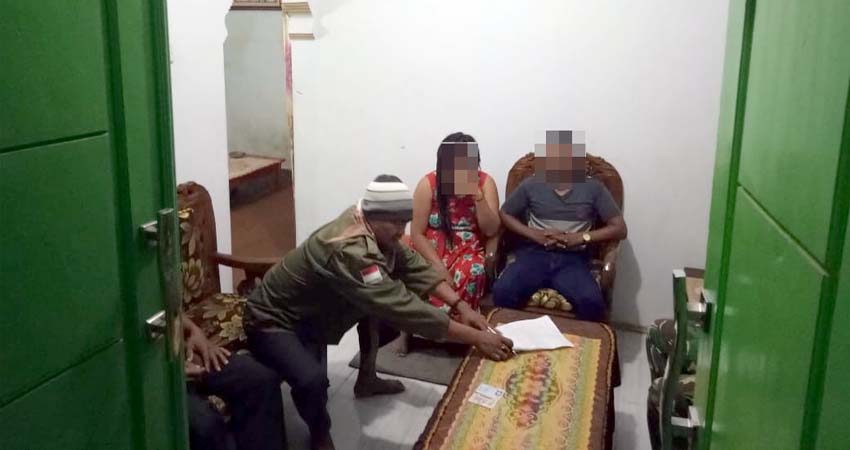 Asyik Bercumbu dengan Janda, Digerebek Warga