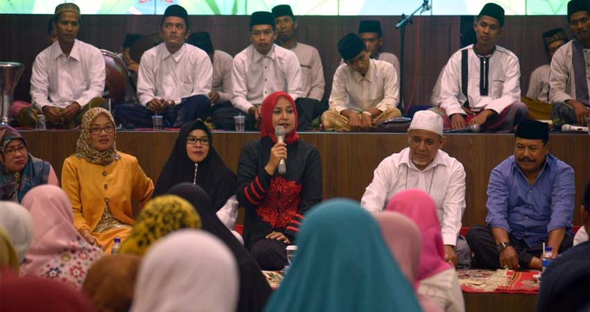 Bupati Jember dr Hj Faida MMr didampingi suami Dr Rohim bersama Jamaah waktu salawatan