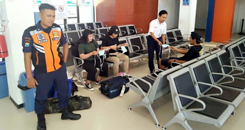 Cegah Penyebaran Virus Corona, PT KAI Daop 9 Jember Bagikan Masker dan Periksa Gratis